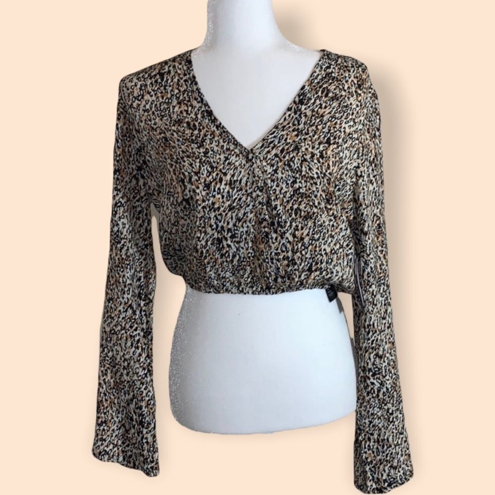 𝅺VOLCOM I’m a Leo long sleeve blouse